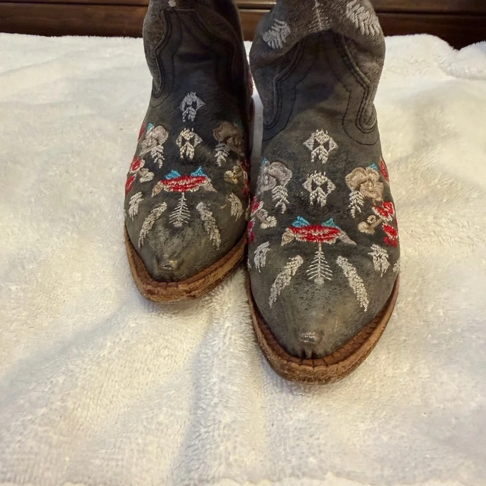 Macie Bean western boots with floral embroidery size kids 11 leather
